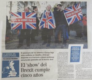 article in El Mundo/5 years since Brexit. Vote Leave supporters branish union flags